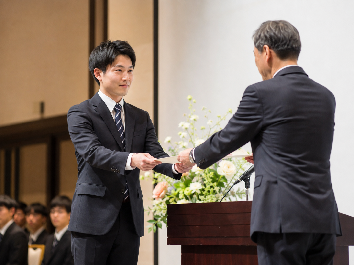 内定証書を受け取る内定者