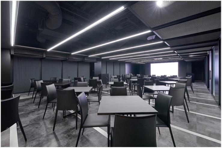 大型LEDビジョンとステージを備えた新橋のイベント会場